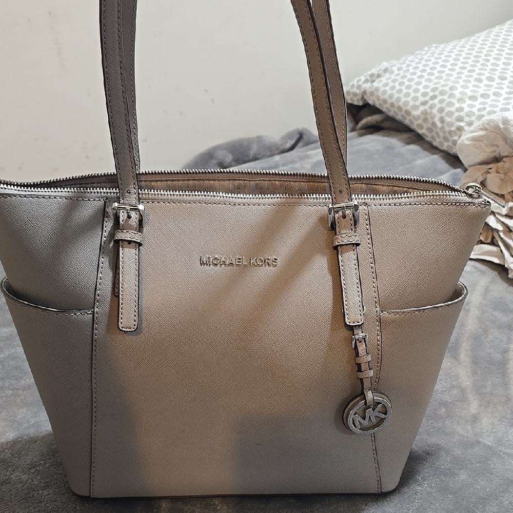 Gray Michael Kors tote bag, used only once, in excellent Condition.